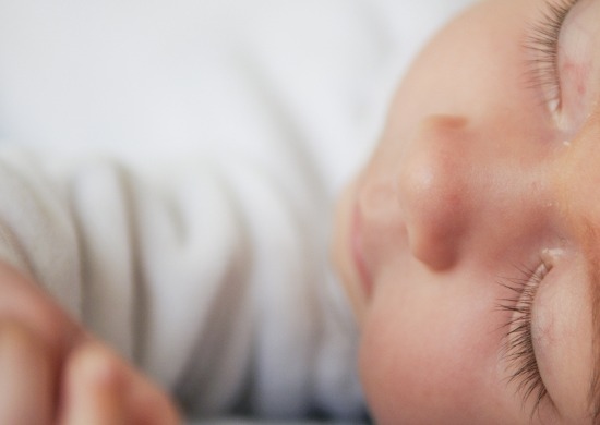 ¿Cómo alargar el sueño del bebé por la noche?: Descanso del bebé en un entorno seguro.